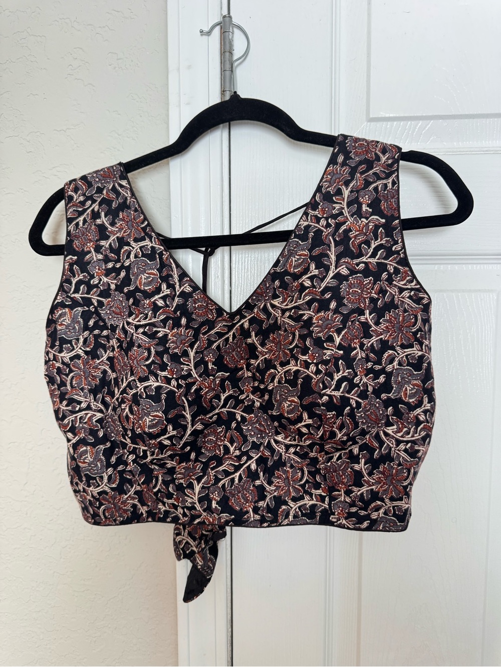 Floral V-Neck Tie-Back Crop Blouse in Black and Rose